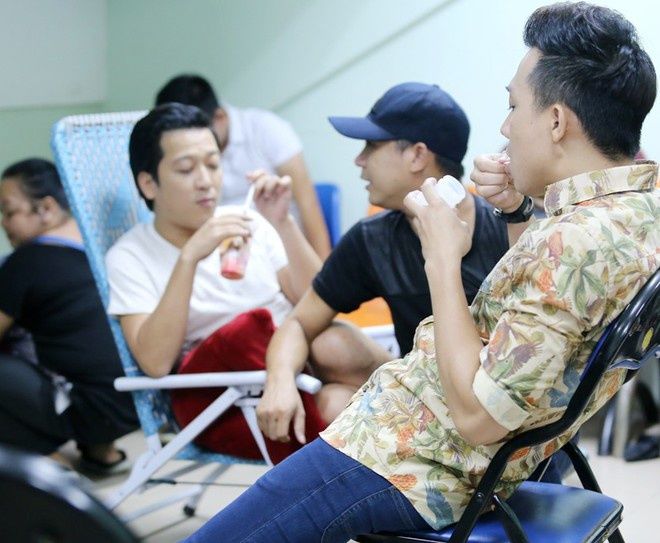 Chuyện hậu trường: Sao Việt phải ăn vội cơm hộp, mì tôm cầm hơi