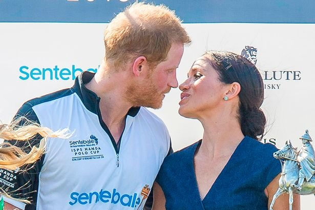 Bạn bè tiết lộ lý do hiếm khi mời cặp đôi Harry và Meghan đến nhà chơi