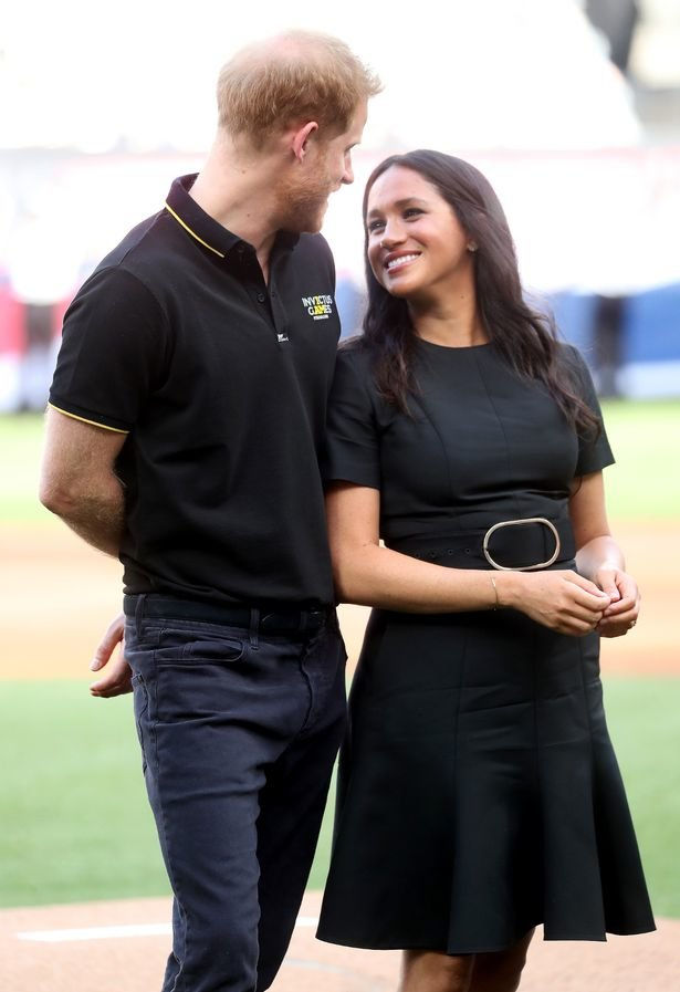 Bạn bè tiết lộ lý do hiếm khi mời cặp đôi Harry và Meghan đến nhà chơi