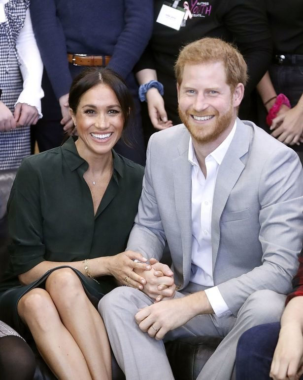 Bạn bè tiết lộ lý do hiếm khi mời cặp đôi Harry và Meghan đến nhà chơi
