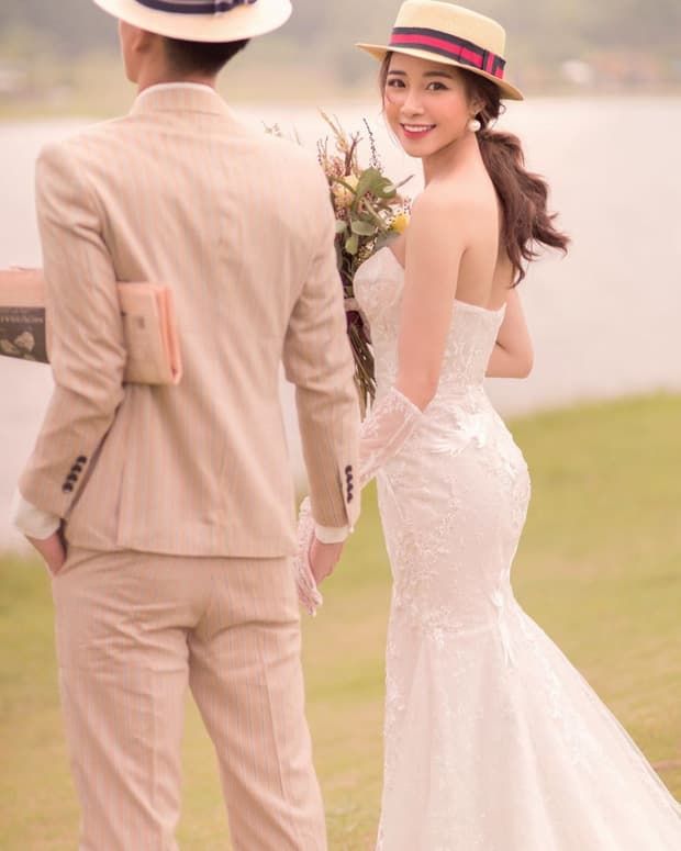 Bảo Thy được ông xã sắm đồng hồ nửa tỷ, hôn thê Văn Đức khoe ảnh cưới