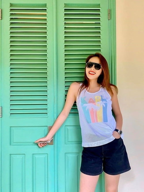 Bảo Thy được ông xã sắm đồng hồ nửa tỷ, hôn thê Văn Đức khoe ảnh cưới