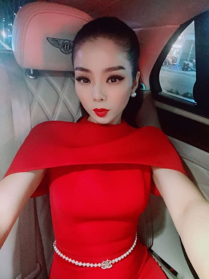 BB Trần sexy hết cỡ đón Giáng sinh, Phạm Quỳnh Anh quây quần bên 2 con