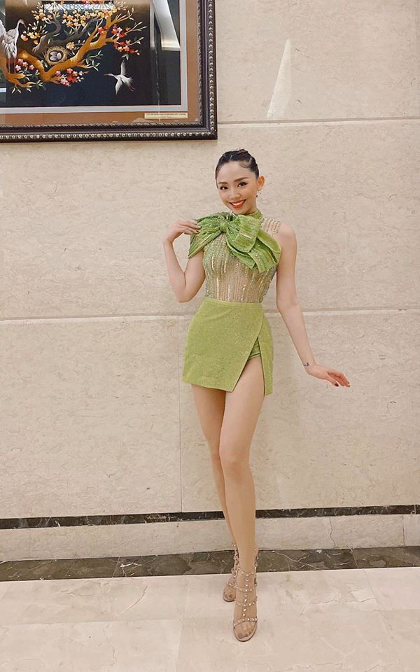 BB Trần sexy hết cỡ đón Giáng sinh, Phạm Quỳnh Anh quây quần bên 2 con