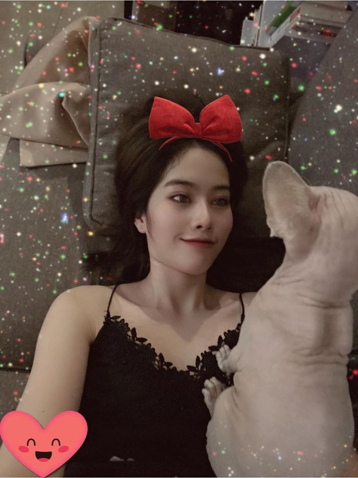 BB Trần sexy hết cỡ đón Giáng sinh, Phạm Quỳnh Anh quây quần bên 2 con