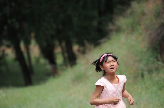 Bé gái 9 tuổi chạy 2 cây số đến kiệt sức gào khóc xin mẹ ở lại