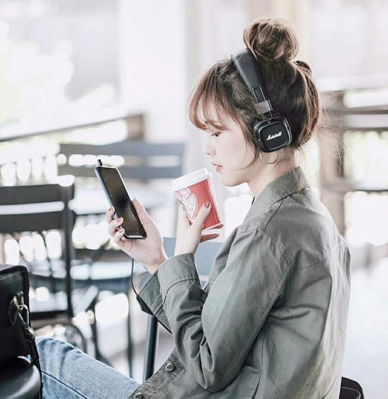 Biết lắng nghe, làm việc có năng suất… ưu điểm của người ít nói
