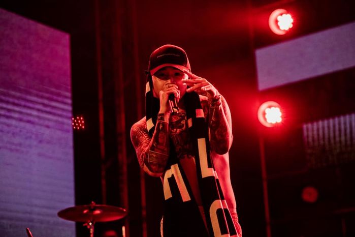Binz - Chàng rapper thích khoe cơ bắp cuồn cuộn đốn tim fan girl