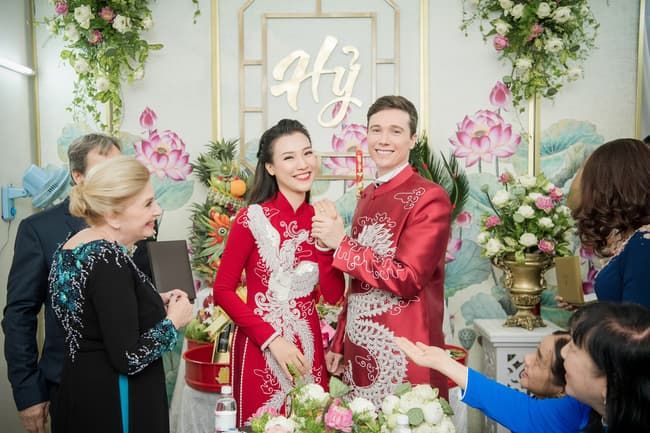 Bố mẹ chồng Hoàng Oanh tiết lộ với con dâu: Nó thật sự yêu con lắm