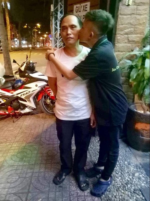 Bố mẹ Hồ Văn Cường một bước lên mây từ sau ngày con đăng quang