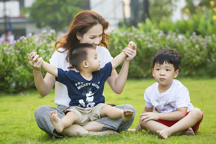 Đưa điện thoại cho con, bố mẹ rảnh tay làm việc nhưng hệ quả khó lường