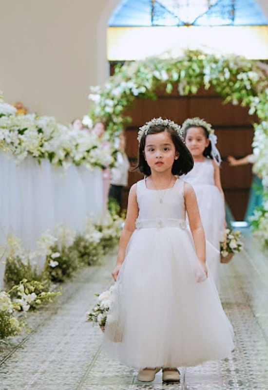 Con gái 'mỹ nhân đẹp nhất Philippines' gây sốt khi làm phù dâu nhí