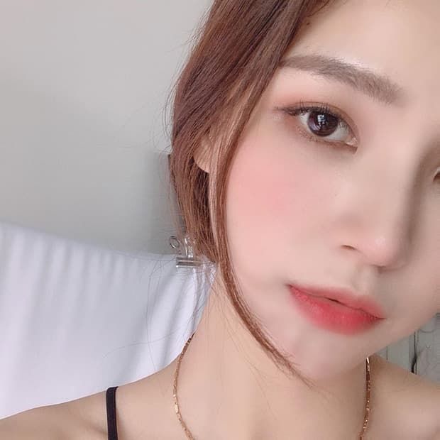 Các tips “sống còn” để mãi trẻ trung: Bôi kem mắt là điều tối thiểu
