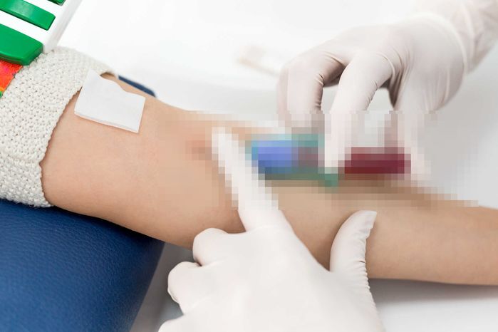 Cậu bé 8 tuổi ăn một ngày năm bữa để hiến tủy cứu cha