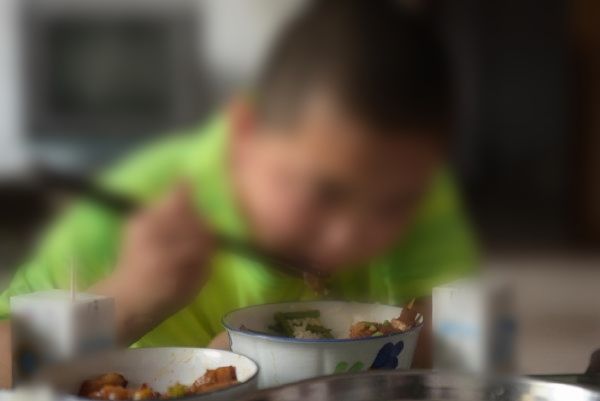 Cậu bé 8 tuổi ăn một ngày năm bữa để hiến tủy cứu cha
