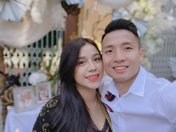 Cầu thủ Việt trước thềm Giáng sinh: Duy Mạnh tặng bạn gái túi hiệu