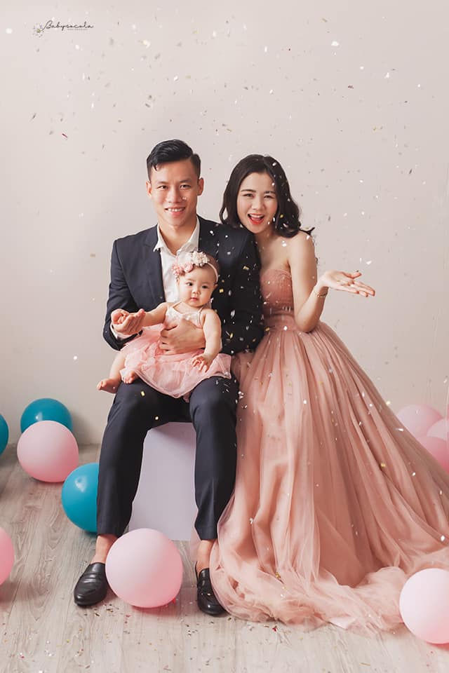 Cầu thủ Việt trước thềm Giáng sinh: Duy Mạnh tặng bạn gái túi hiệu