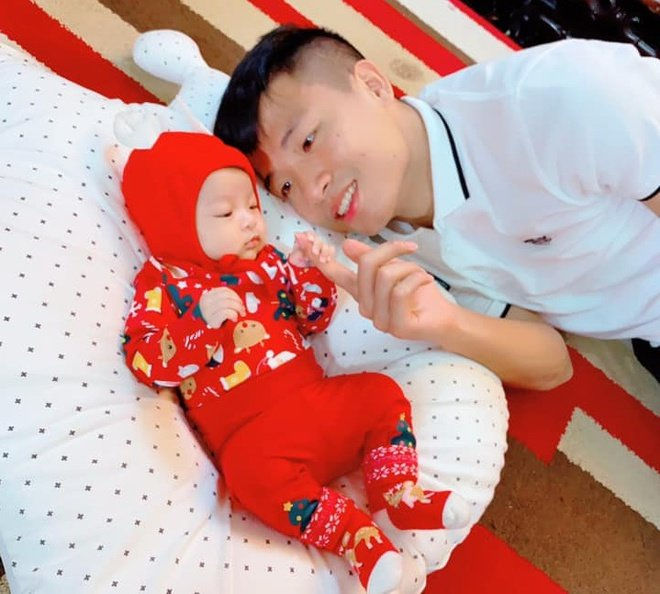 Cầu thủ Việt trước thềm Giáng sinh: Duy Mạnh tặng bạn gái túi hiệu