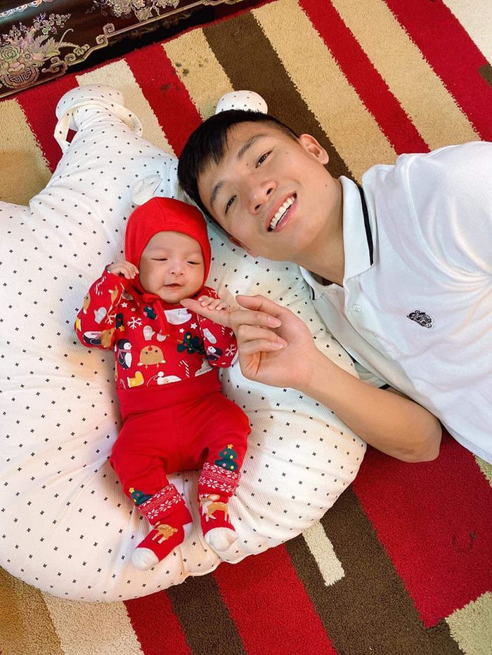 Cầu thủ Việt trước thềm Giáng sinh: Duy Mạnh tặng bạn gái túi hiệu