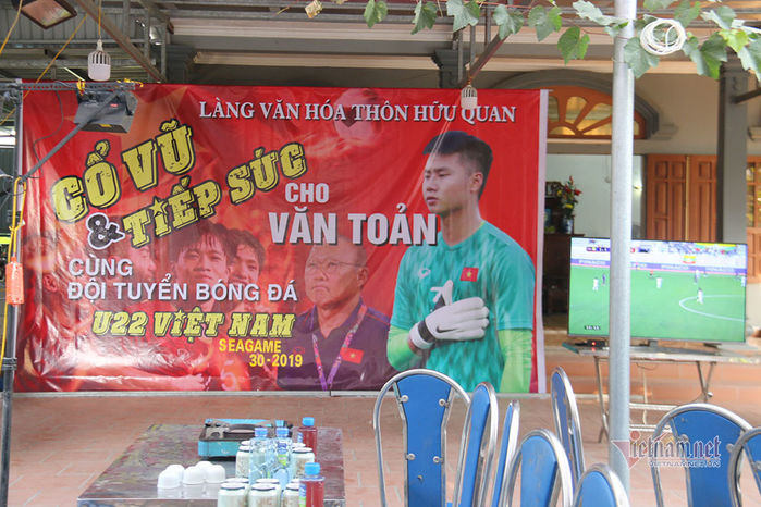 Cảm động hình ảnh mẹ Văn Toản hôn con trai trên tấm băng rôn