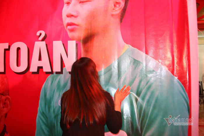 Cảm động hình ảnh mẹ Văn Toản hôn con trai trên tấm băng rôn