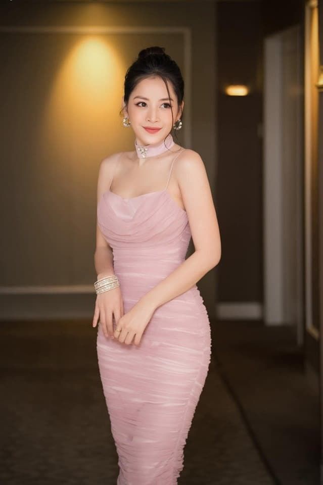 Chẳng kém Jennie, Chi Pu gây sốt với vòng 2 “nói không” với mỡ thừa