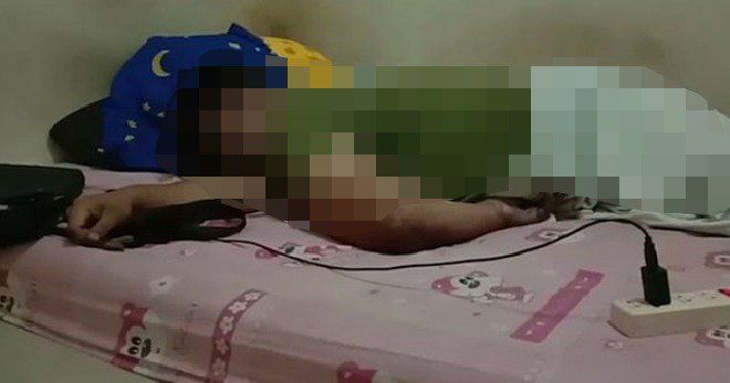 Chàng trai bị điện giật đen người vì bấm điện thoại trong lúc sạc