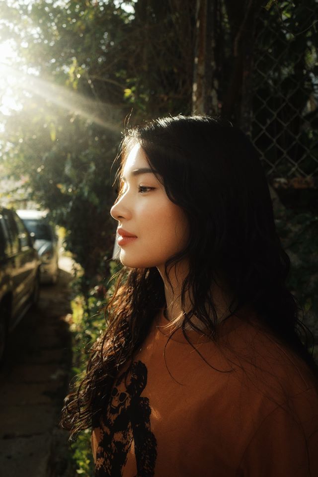 Châu Bùi bỗng đằm thắm đến lạ với tóc nâu dài trầm lắng