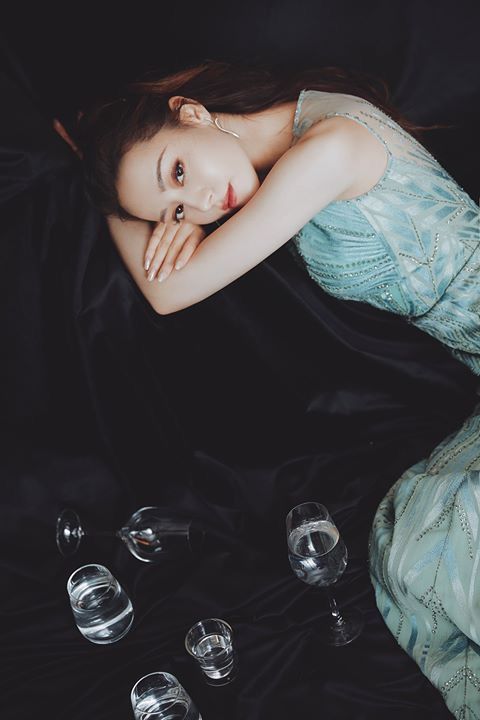 Chia tay D&G, Địch Lệ Nhiệt Ba chật vật tìm kiếm “người tình mới