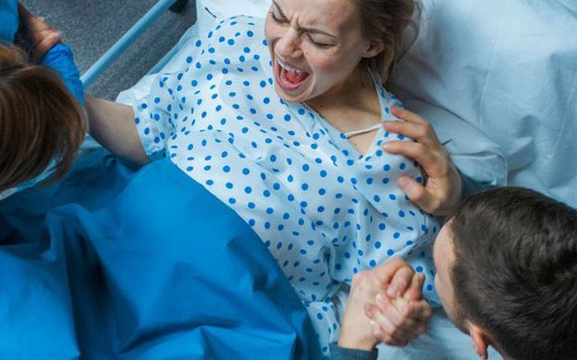 TS Pavel Goldstein: Chồng nắm tay lúc vượt cạn giúp vợ giảm đau đớn