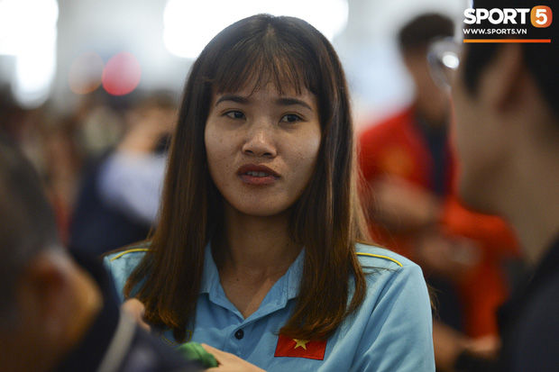 Chương Thị Kiều và Tiến Linh trò chuyện thân thiết tại sân bay