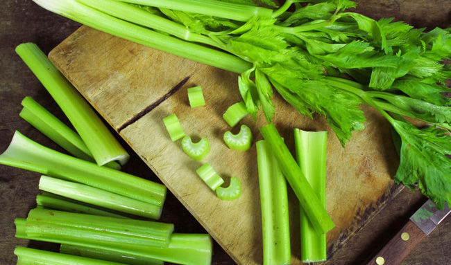 Hội Dinh Dưỡng VN lý giải: Rửa rau trong chậu hay dưới vòi nước?