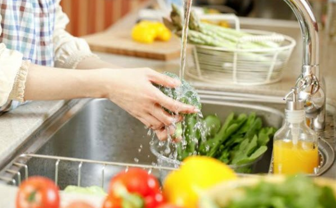 Hội Dinh Dưỡng VN lý giải: Rửa rau trong chậu hay dưới vòi nước?