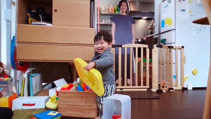 Con trai đòi mẹ, người bố làm điều không tưởng in ảnh vợ khắp nhà