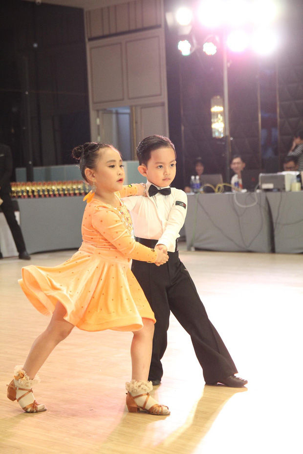 Con trai Khánh Thi vượt mặt bố mẹ: 4 tuổi đã có huy chương dancesport