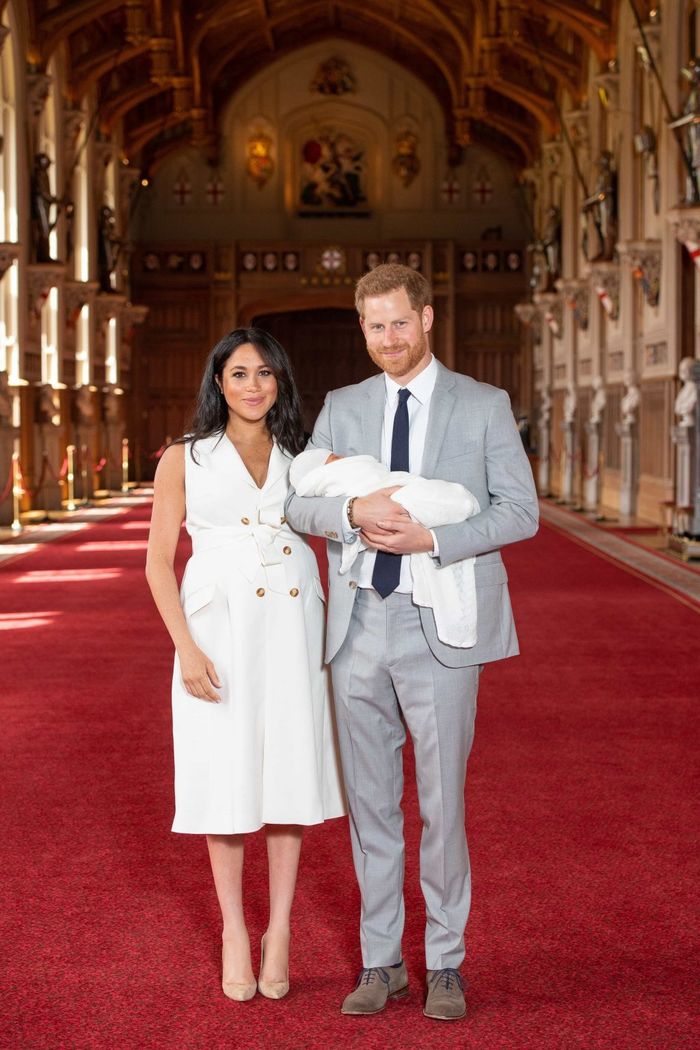 Công nương Meghan lại bị chỉ trích khi quyết định nuôi con khác biệt