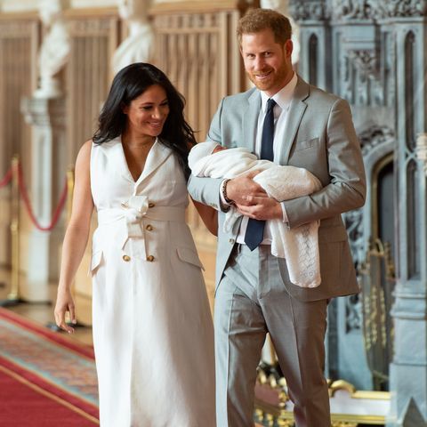Công nương Meghan lại bị chỉ trích khi quyết định nuôi con khác biệt