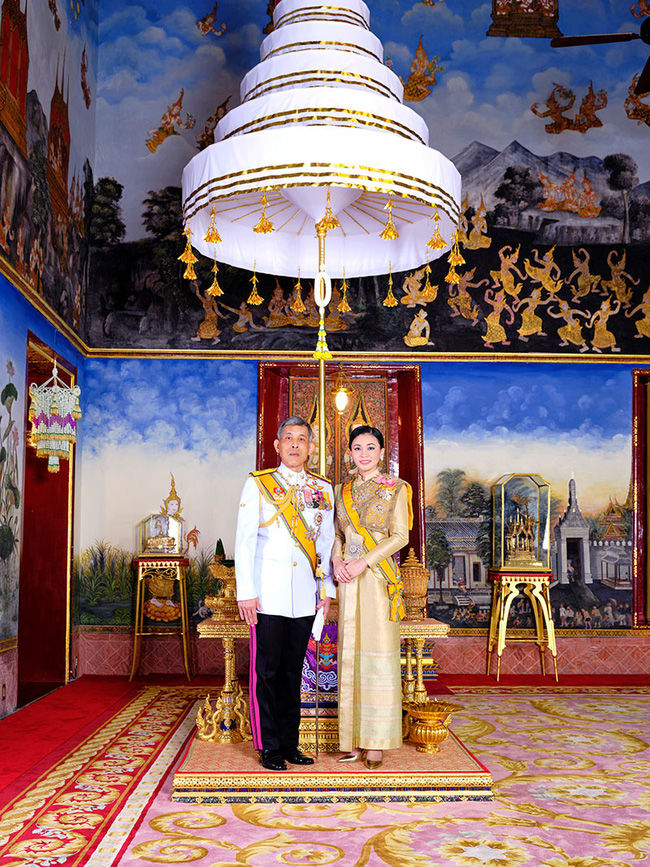 Thần thái trái ngược của Hoàng hậu và Quý phi khi xuất hiện bên vua