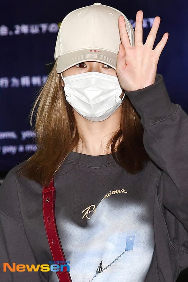 Cùng xuất hiện tại sân bay: Krystal lạnh lùng, Jihyo (TWICE) tiều tụy