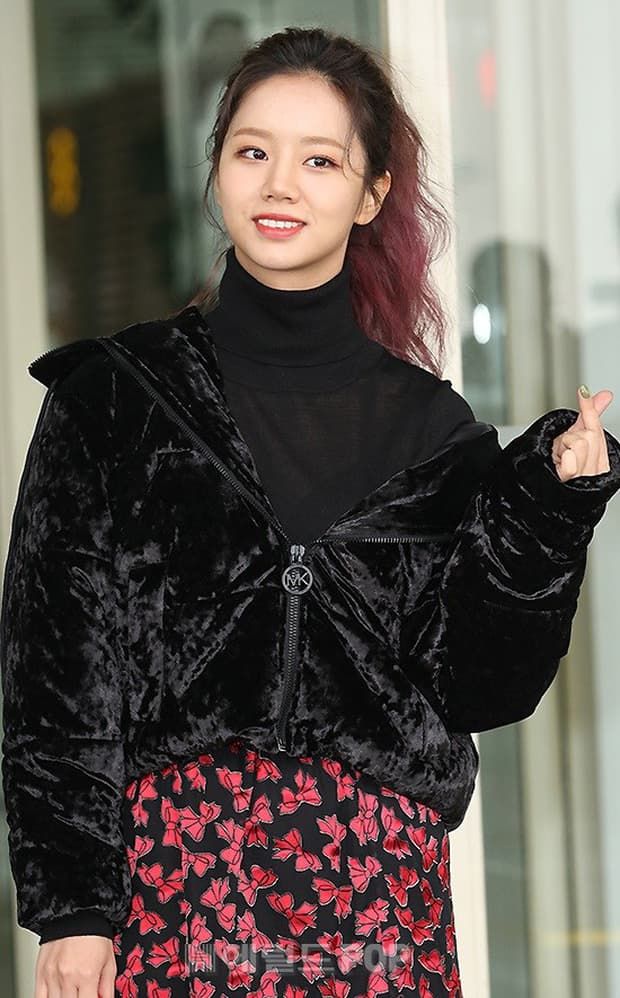 Cùng xuất hiện tại sân bay: Krystal lạnh lùng, Jihyo (TWICE) tiều tụy