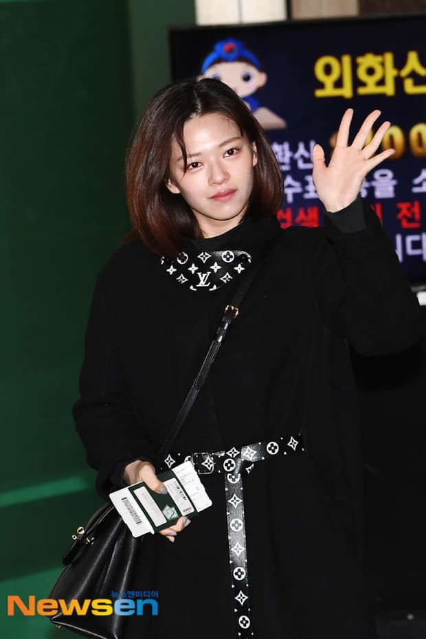 Cùng xuất hiện tại sân bay: Krystal lạnh lùng, Jihyo (TWICE) tiều tụy