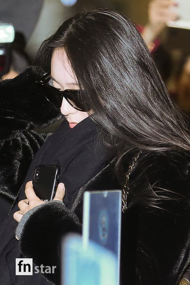 Cùng xuất hiện tại sân bay: Krystal lạnh lùng, Jihyo (TWICE) tiều tụy