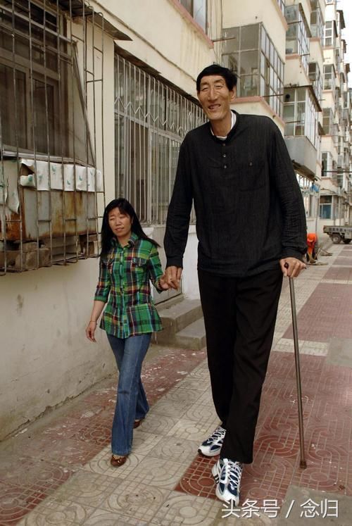 Cuộc sống của người đàn ông cao nhất thế giới sau khi nổi tiếng