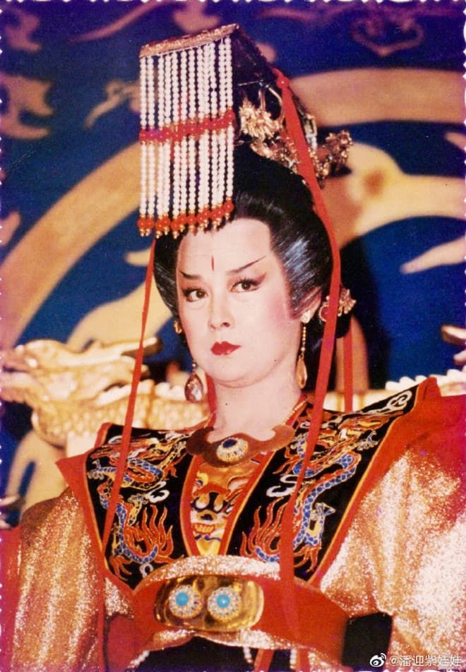 Sáng uống nước pha mật ong: Võ hậu Phan Nghinh Tử da mịn đẹp tuổi 70