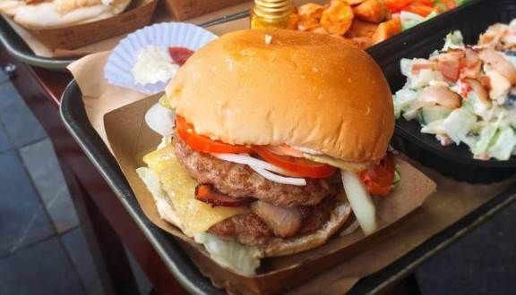 Phục vụ tiết lộ động trời: Không nên đổ khoai chiên ra khay lót giấy