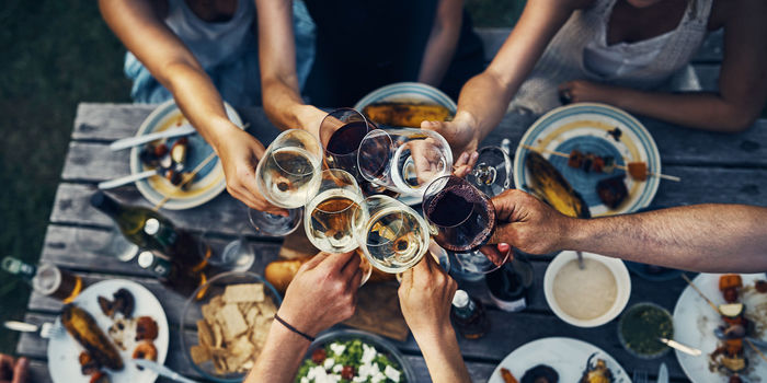 Đại học Liverpool: Uống rượu giúp tăng khả năng giao tiếp ngoại ngữ