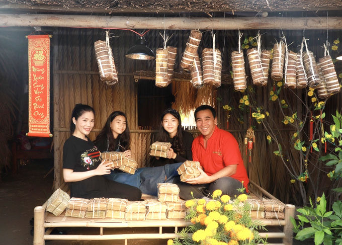Đẳng cấp chiều vợ: Quyền Linh rửa chân cho bà xã khi thăm nhà em trai