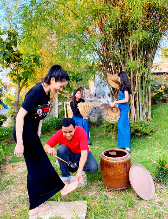 Đẳng cấp chiều vợ: Quyền Linh rửa chân cho bà xã khi thăm nhà em trai