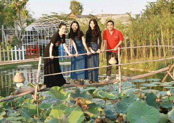 Đẳng cấp chiều vợ: Quyền Linh rửa chân cho bà xã khi thăm nhà em trai