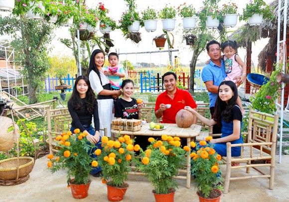 Đẳng cấp chiều vợ: Quyền Linh rửa chân cho bà xã khi thăm nhà em trai